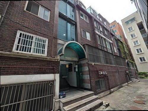 대전 동구 누수탐지 천장 얼룩과 수분 측정 위치를 확인하는 현장 점검