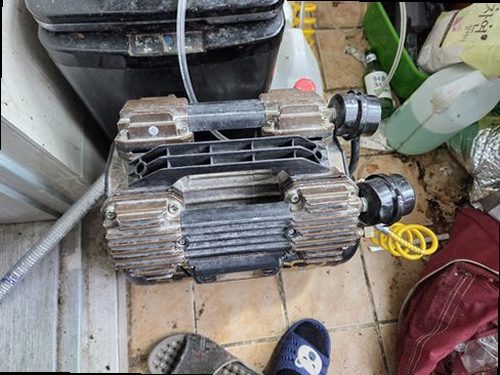 중원구 누수탐지 천장 물자국과 누수 원인을 확인하는 모습