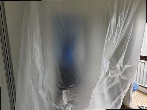 세종시 누수탐지 베란다 창틀 하부와 천장 모서리에 나타난 물자국 점검 모습