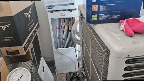 동두천 누수탐지 보일러 주변 바닥의 물자국과 습기 상태를 확인하는 현장