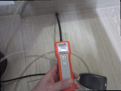 연천 누수탐지 누수 피해가 발생한 실내 벽면과 바닥 상태