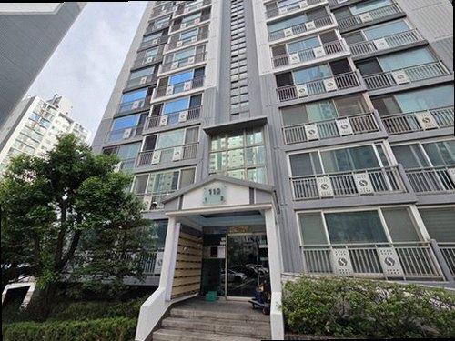 수지구 누수탐지 욕실 아래층 천장에 번진 누수 흔적과 습기 자국