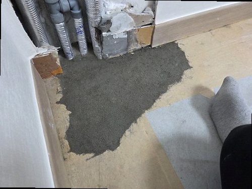 일산서구 누수탐지 천장 누수 흔적과 배관 점검 위치를 비교하는 현장 진단 모습