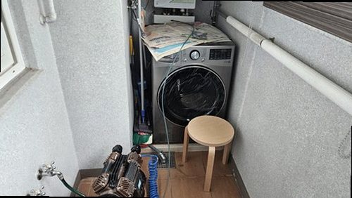연제구 누수탐지 천장과 벽면에 나타난 누수 흔적을 살피는 현장