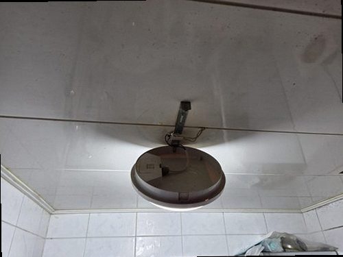 청주시 흥덕구 누수탐지 압력 게이지와 청음 장비로 배관 이상을 확인하는 모습