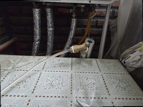 청주시 흥덕구 누수탐지 수도계량기 별침과 배관 압력 게이지를 확인하는 모습