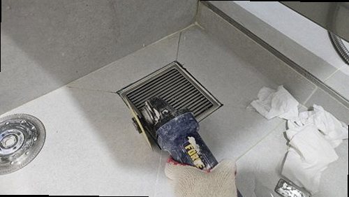 옹진군 누수탐지 욕실 아래 천장에 나타난 누수 흔적과 습기 확인 모습