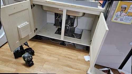 옹진군 누수탐지 베란다 천장 물자국과 배관 주변 상태를 확인하는 모습