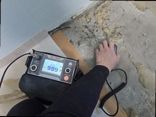 원미구 누수탐지 천장 누수 흔적과 수분 측정기를 확인하는 현장