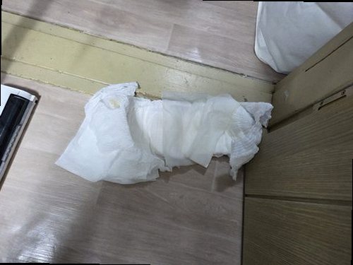 서울 중구 누수탐지 욕실 벽면의 누수 흔적과 수분 측정기를 확인하는 모습