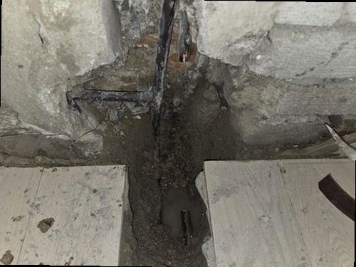 동대문구 누수탐지 벽면 누수 흔적과 수분 측정기를 확인하는 현장