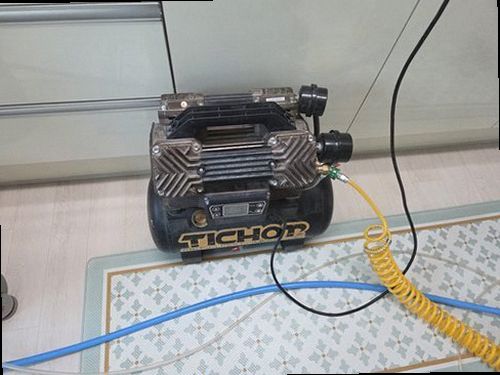 관악구 누수탐지 벽과 천장에 나타난 누수 흔적 및 수분 측정 모습