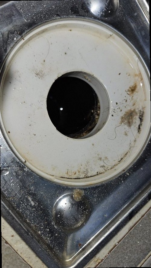 종로구 누수탐지 누수 점검을 위해 싱크대 배관과 계량기를 확인하는 과정