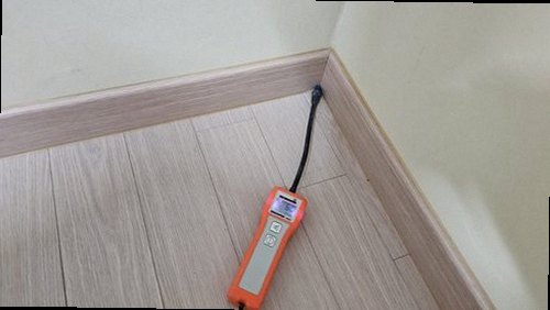 유성구 누수탐지 빌라 현관 벽과 바닥의 누수 흔적을 확인하는 현장