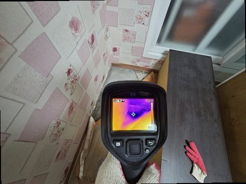 만세구 누수탐지 안방 벽지 물자국과 수분 상태를 확인하는 현장