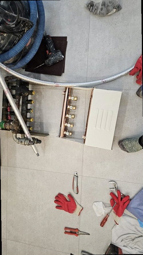만세구 누수탐지 천장 얼룩과 벽지 들뜸 등 누수 피해 흔적을 확인하는 모습