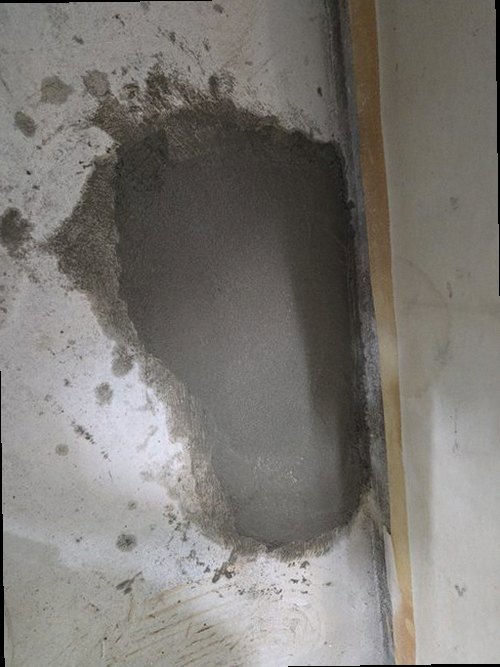 만세구 누수탐지 바닥과 벽면의 수분 흔적을 확인하는 현장