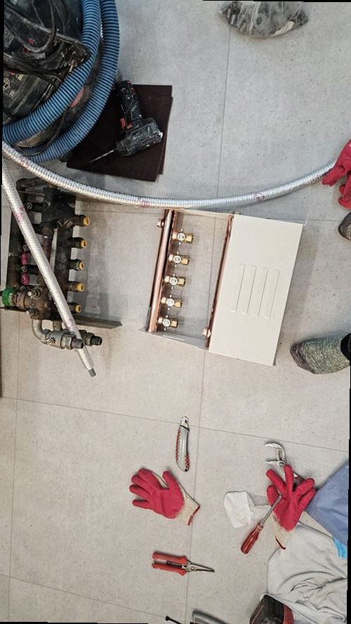 부산 동구 누수탐지 보일러 하부 연결 호스와 물자국을 확인하는 모습