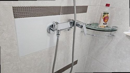 계양구 누수탐지 수도계량기 별침과 압력 게이지를 점검하는 모습