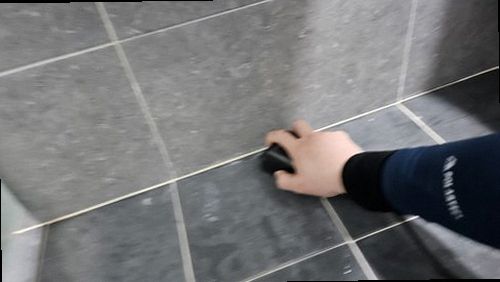 계양구 누수탐지 욕실 벽과 천장의 누수 흔적을 확인하는 모습