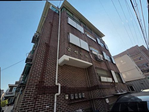 수정구 누수탐지 누수 원인을 배관과 방수 문제로 비교하는 현장 점검 모습