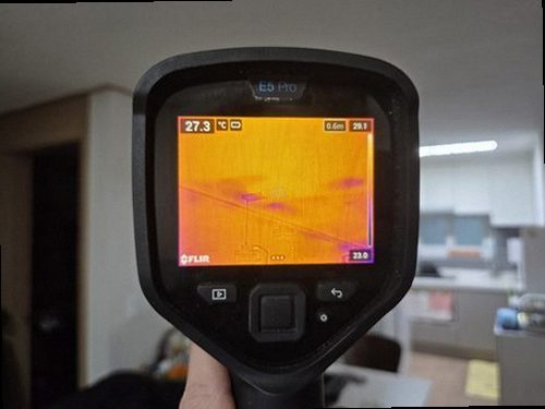 수정구 누수탐지 천장과 벽면의 누수 흔적을 비교하는 현장 점검 모습